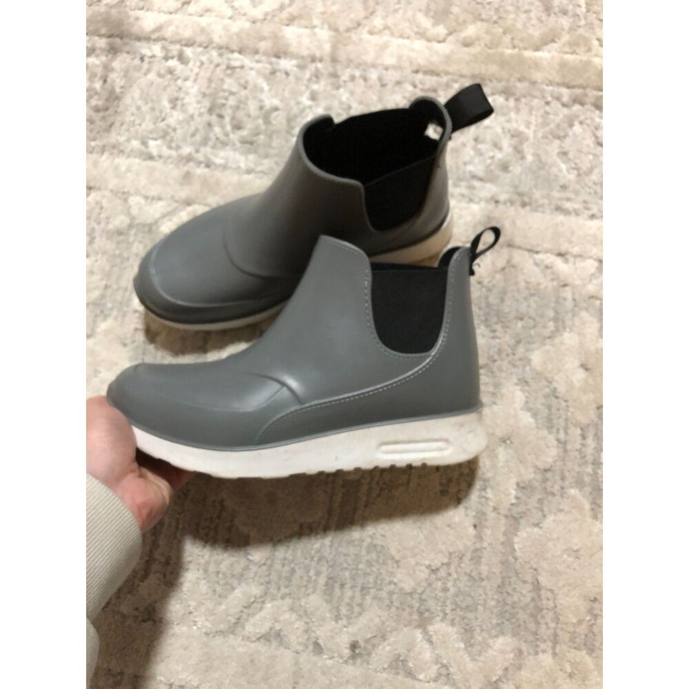 Capelli New York Woman's Matte Grey Chelsea Rain Boot Size 6